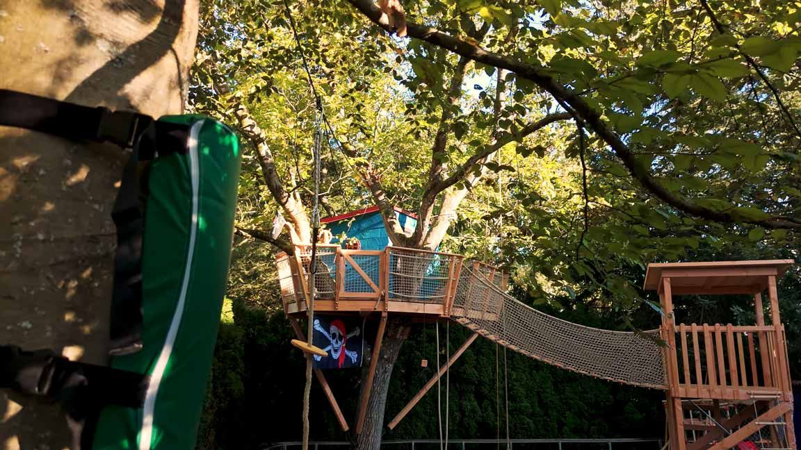 Einzigartiges Kinder Baumhaus aus der Ferne